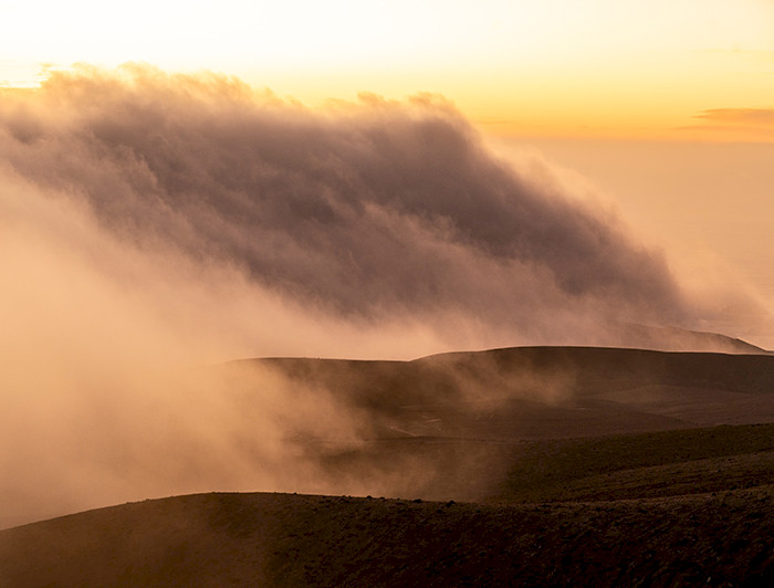 vista de un paisaje montañoso con nubes durante el amanecer